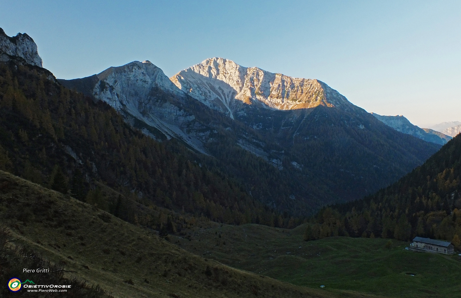 06 Vista verso le Baite di Mezzeno e la valle di Roncobello ....JPG